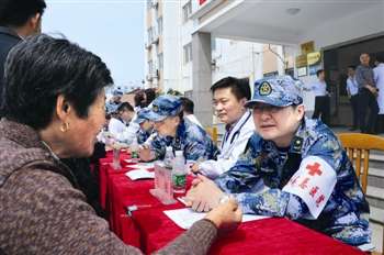 海军总医院专家现场义诊。